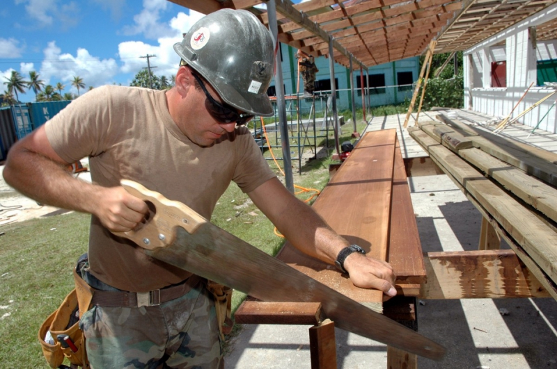 charpentier-LA CADIERE D AZUR-min_worker_construction_building_carpenter_male_job_build_helmet-893290